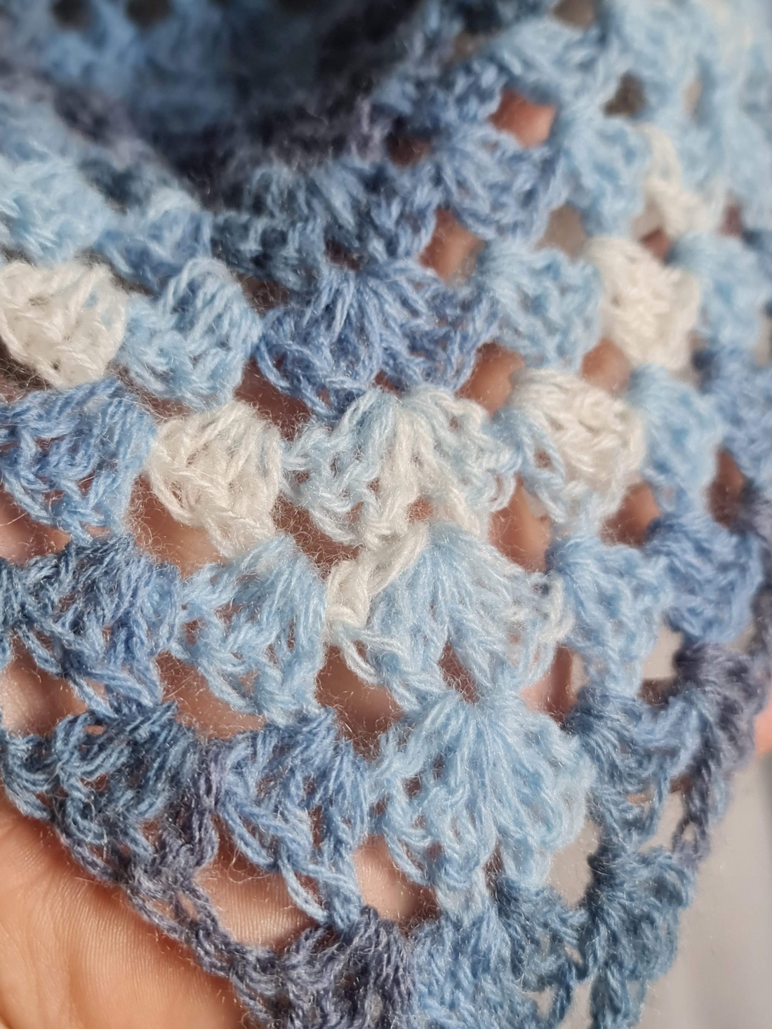 Șal triunghiular croșetat manual MIRABELA - îmbrăcăminte și modă - eșarfe, pălării, fularuri - șaluri - Artynos.ro