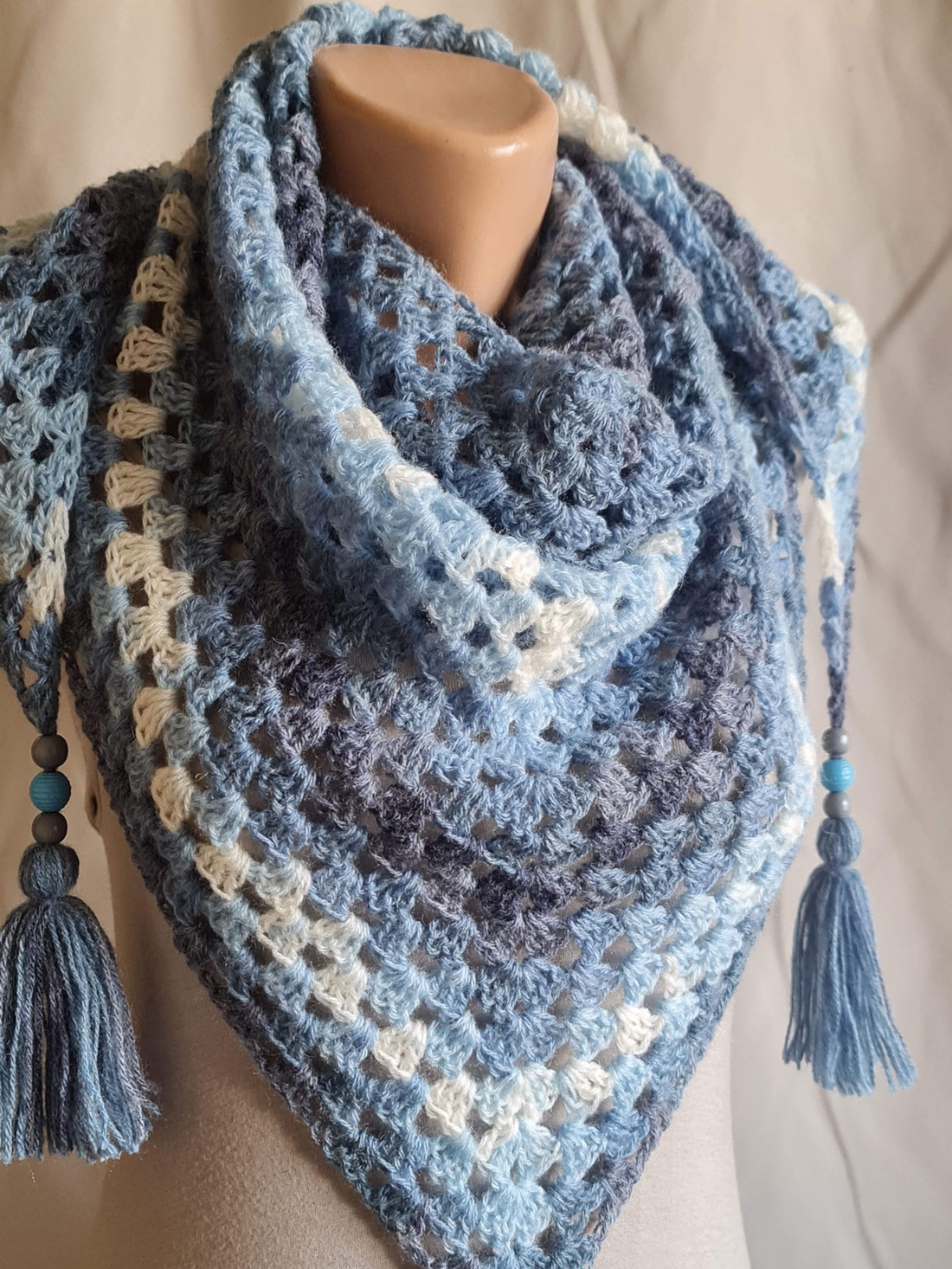 Șal triunghiular croșetat manual MIRABELA - îmbrăcăminte și modă - eșarfe, pălării, fularuri - șaluri - Artynos.ro