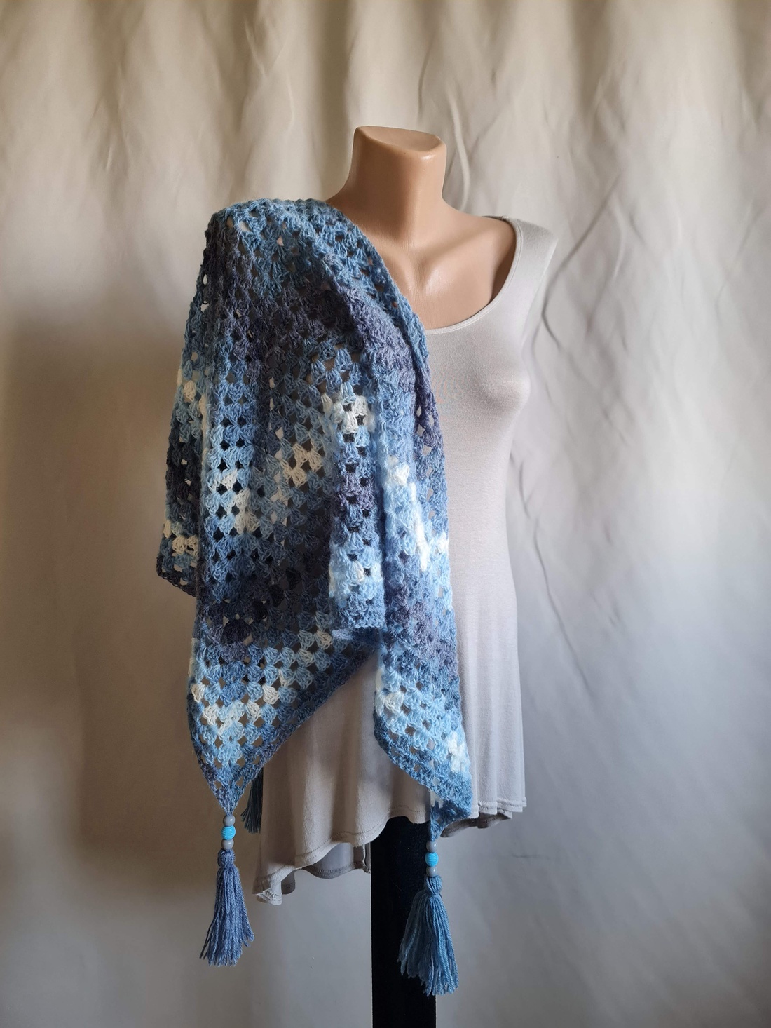 Șal triunghiular croșetat manual MIRABELA - îmbrăcăminte și modă - eșarfe, pălării, fularuri - șaluri - Artynos.ro