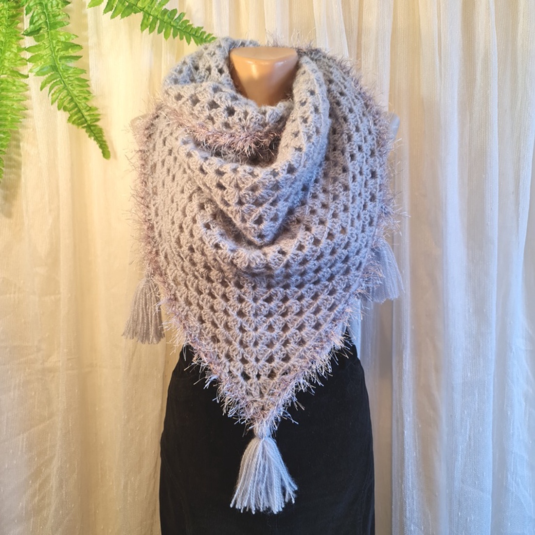 Șal triunghiular croșetat manual MARIA - îmbrăcăminte și modă - eșarfe, pălării, fularuri - șaluri - Artynos.ro