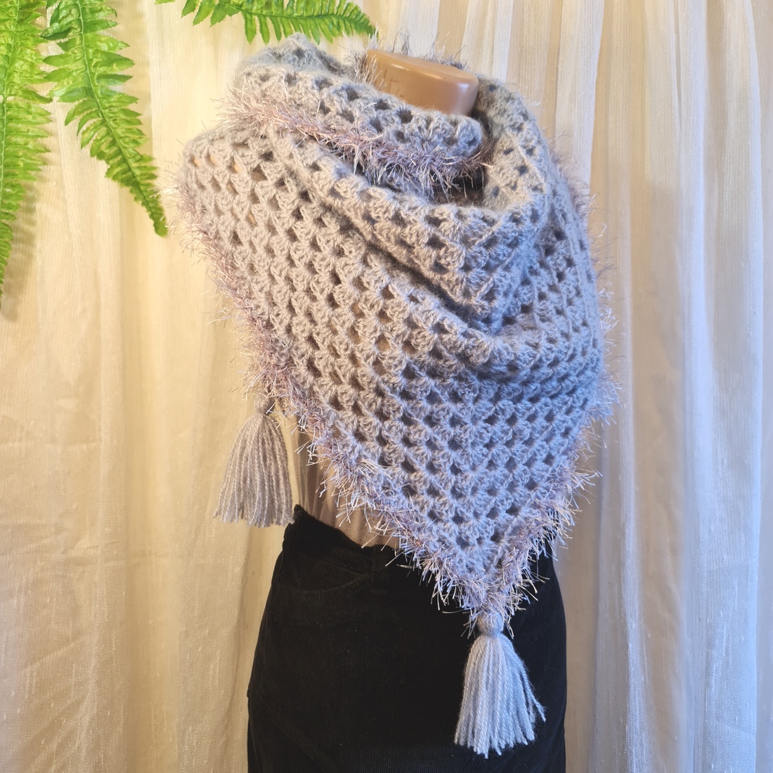 Șal triunghiular croșetat manual MARIA - îmbrăcăminte și modă - eșarfe, pălării, fularuri - șaluri - Artynos.ro