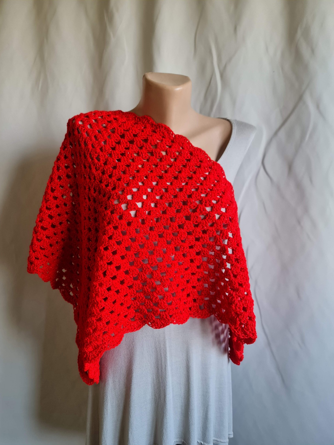Șal triunghiular croșetat manual CARMINA rosu - îmbrăcăminte și modă - eșarfe, pălării, fularuri - șaluri - Artynos.ro