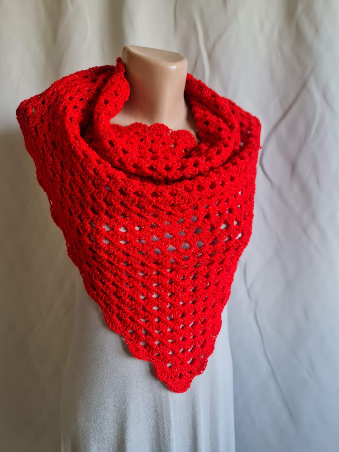 Șal triunghiular croșetat manual CARMINA rosu - îmbrăcăminte și modă - eșarfe, pălării, fularuri - șaluri - Artynos.ro