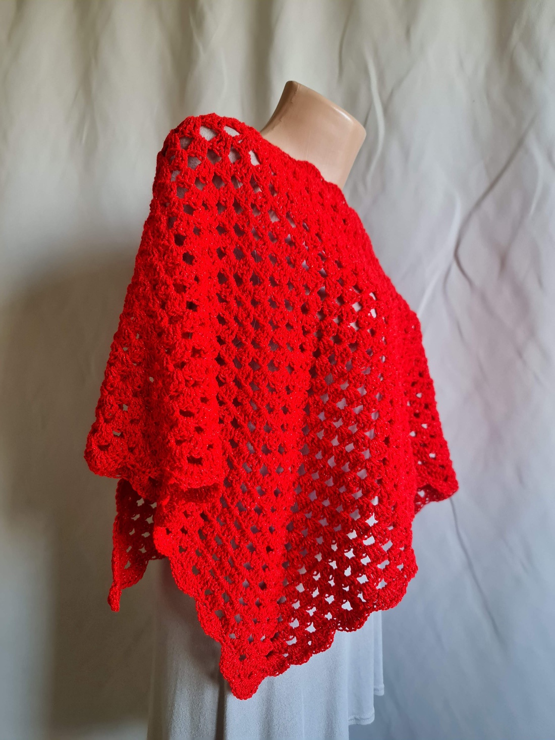 Șal triunghiular croșetat manual CARMINA rosu - îmbrăcăminte și modă - eșarfe, pălării, fularuri - șaluri - Artynos.ro