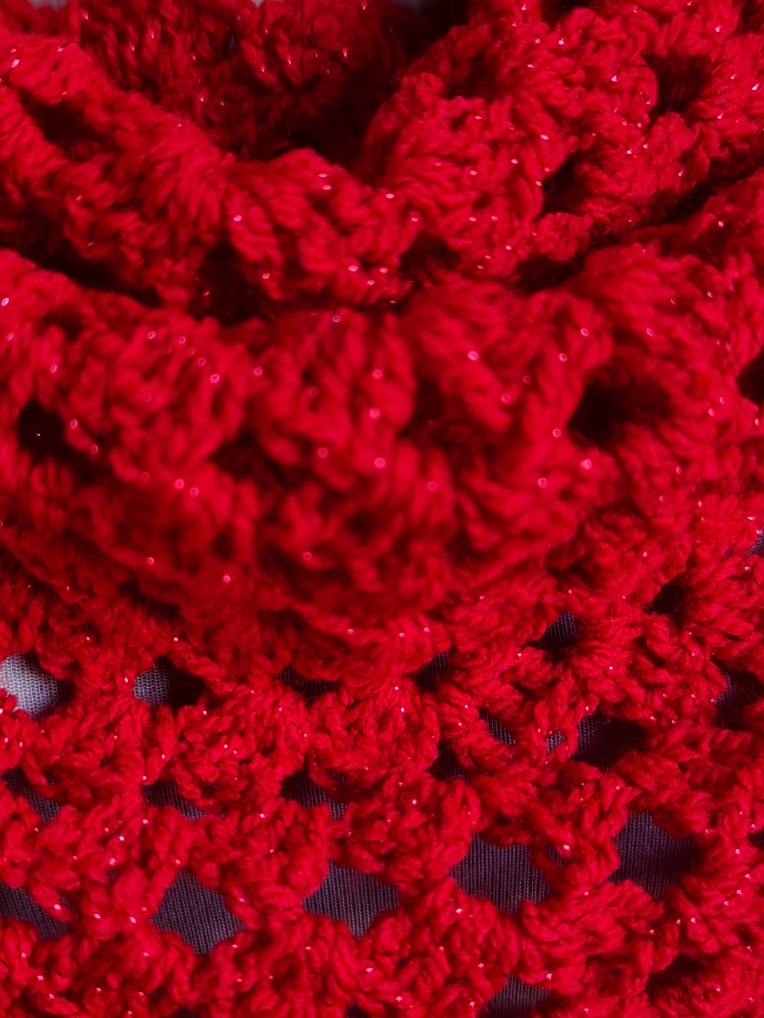 Șal triunghiular croșetat manual CARMINA rosu - îmbrăcăminte și modă - eșarfe, pălării, fularuri - șaluri - Artynos.ro