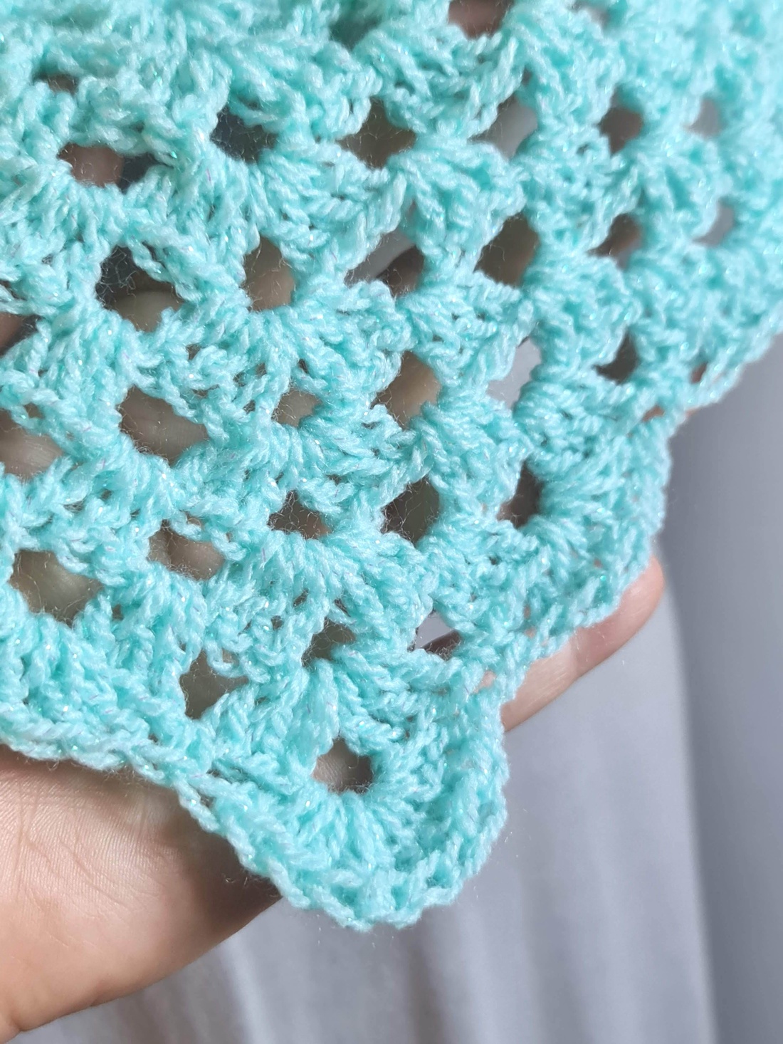 Șal triunghiular croșetat manual CARMINA  - îmbrăcăminte și modă - eșarfe, pălării, fularuri - șaluri - Artynos.ro