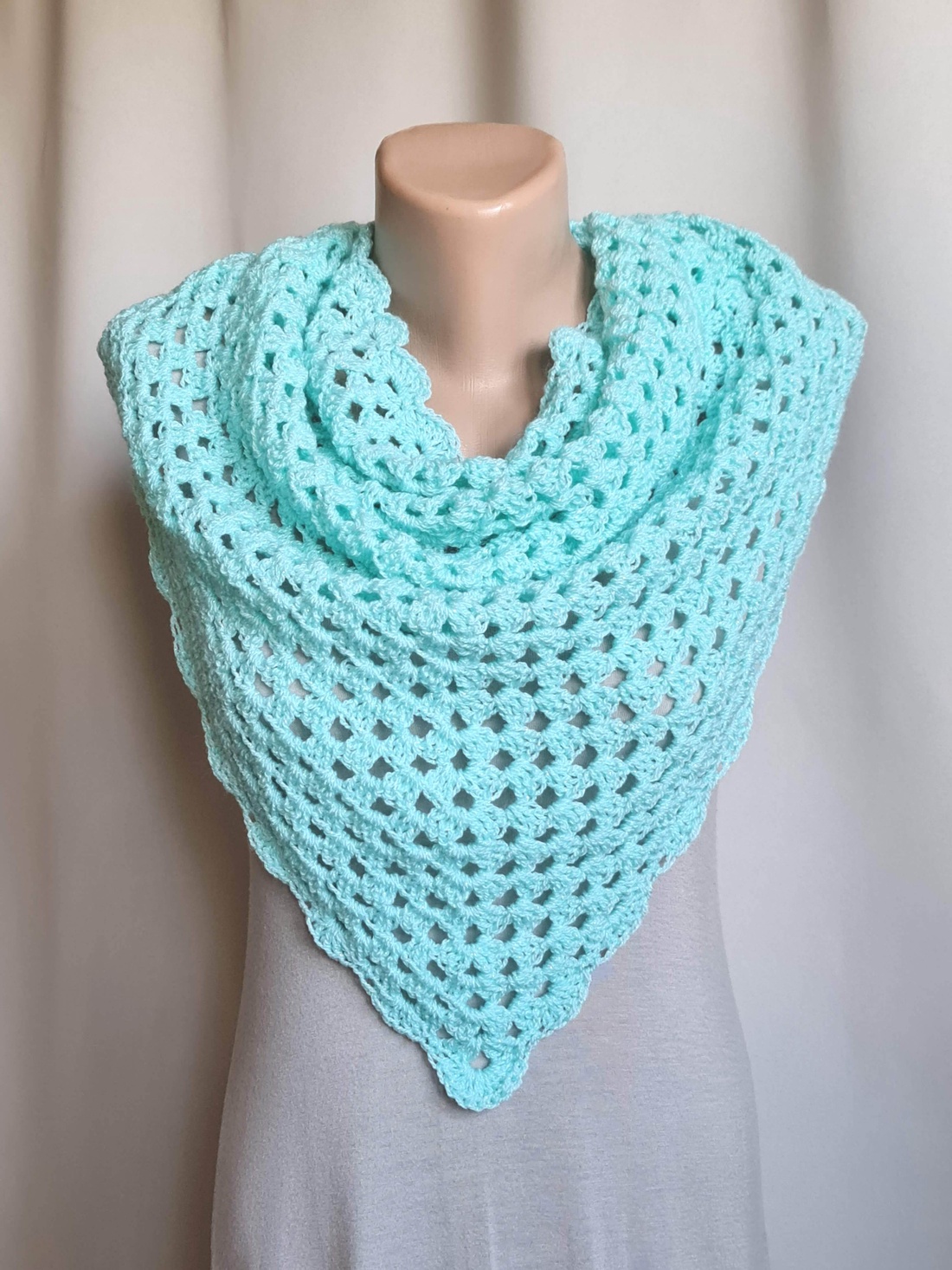 Șal triunghiular croșetat manual CARMINA  - îmbrăcăminte și modă - eșarfe, pălării, fularuri - șaluri - Artynos.ro