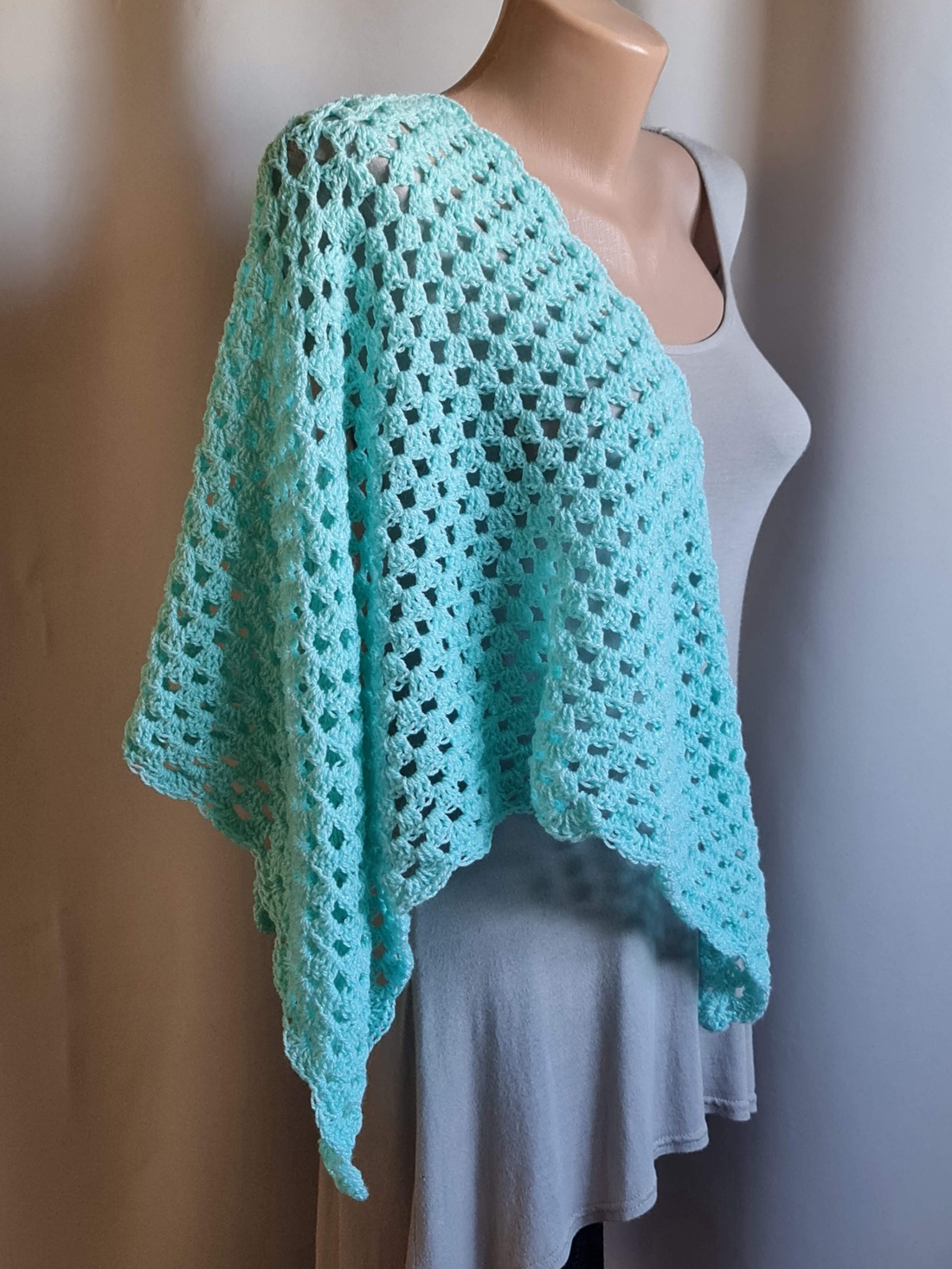 Șal triunghiular croșetat manual CARMINA  - îmbrăcăminte și modă - eșarfe, pălării, fularuri - șaluri - Artynos.ro