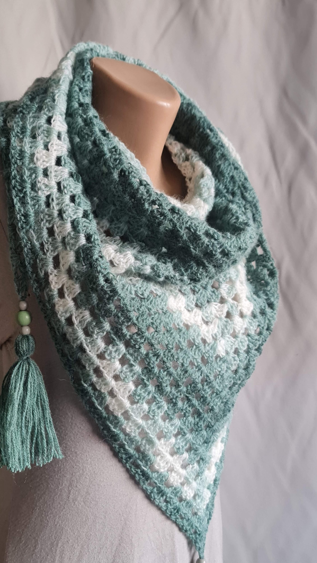 Șal triunghiular croșetat manual SOFIA - îmbrăcăminte și modă - eșarfe, pălării, fularuri - șaluri - Artynos.ro