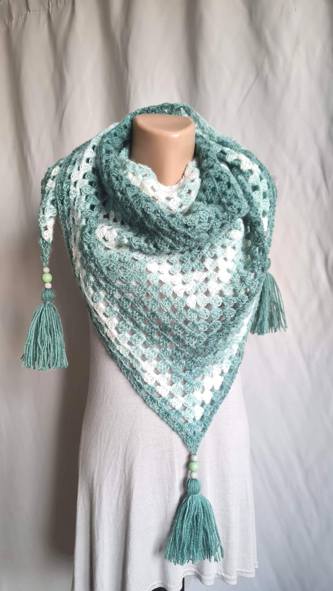 Șal triunghiular croșetat manual SOFIA - îmbrăcăminte și modă - eșarfe, pălării, fularuri - șaluri - Artynos.ro