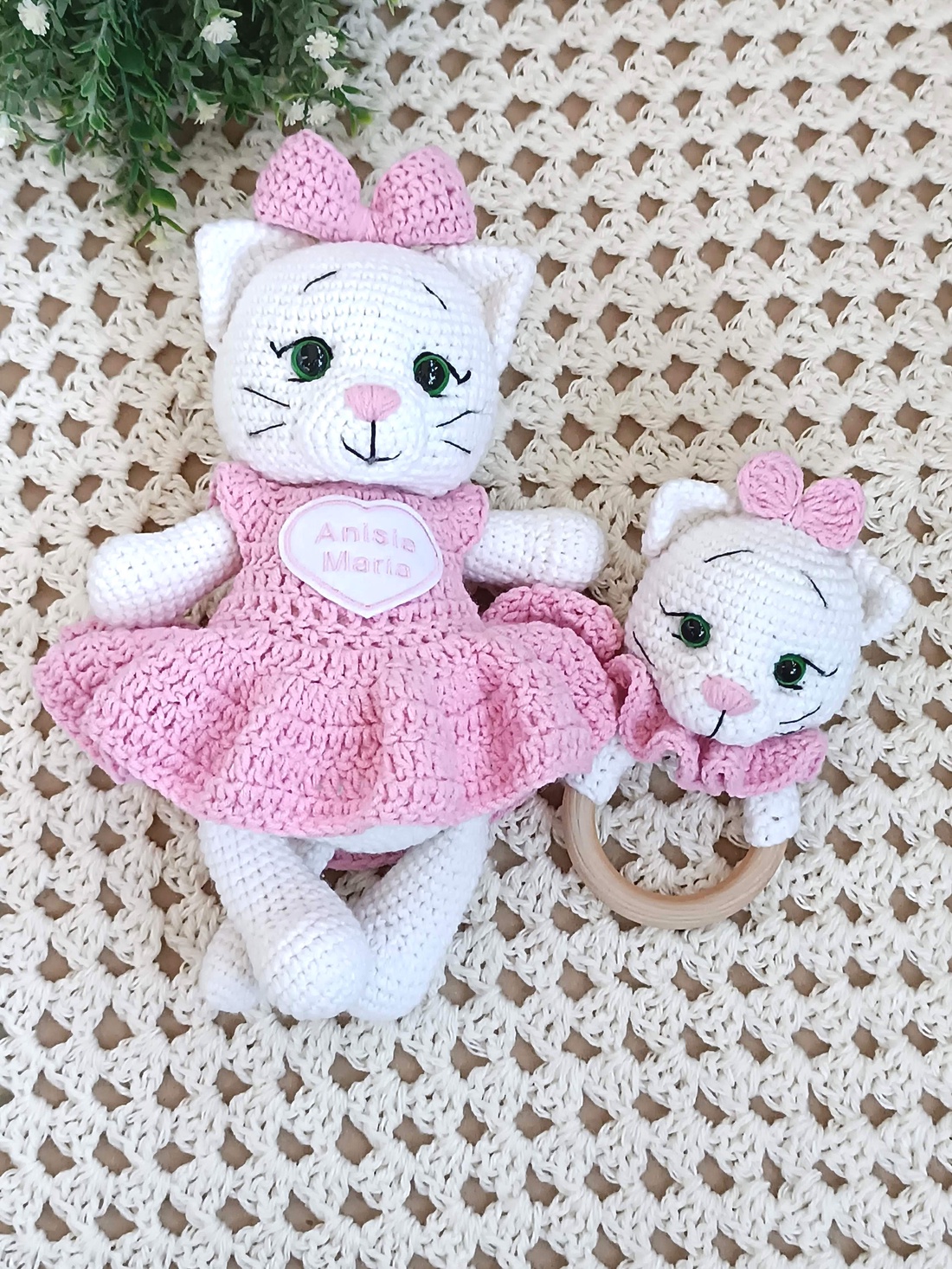 Set cadou pentru bebeluși - Pisicuțe croșetate manual, cu rochiță și jucărie senzorială - jucării și echipamente pentru copii - jucării bebeluși - jucării de dentiție - Artynos.ro