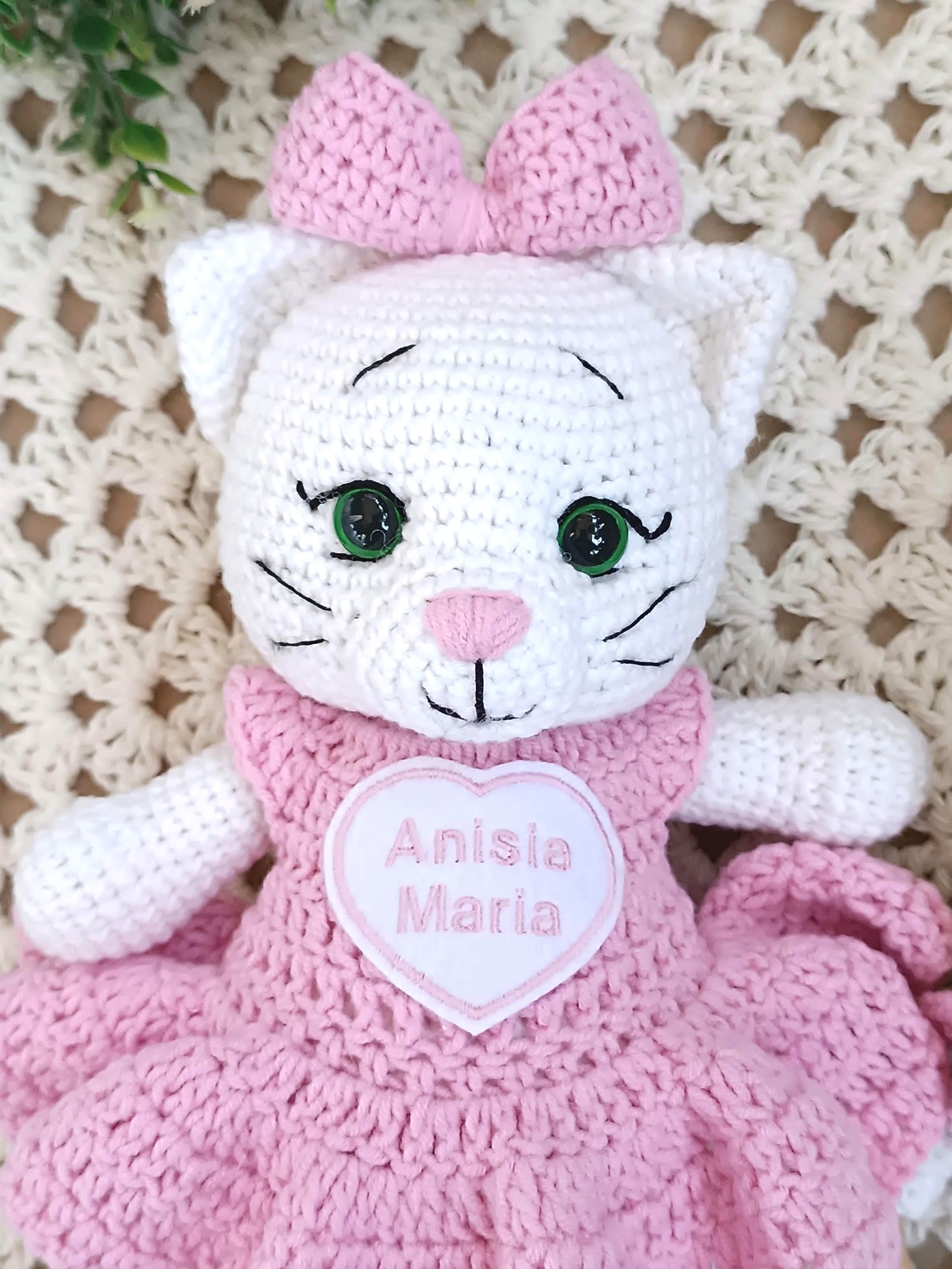 Set cadou pentru bebeluși - Pisicuțe croșetate manual, cu rochiță și jucărie senzorială - jucării și echipamente pentru copii - jucării bebeluși - jucării de dentiție - Artynos.ro