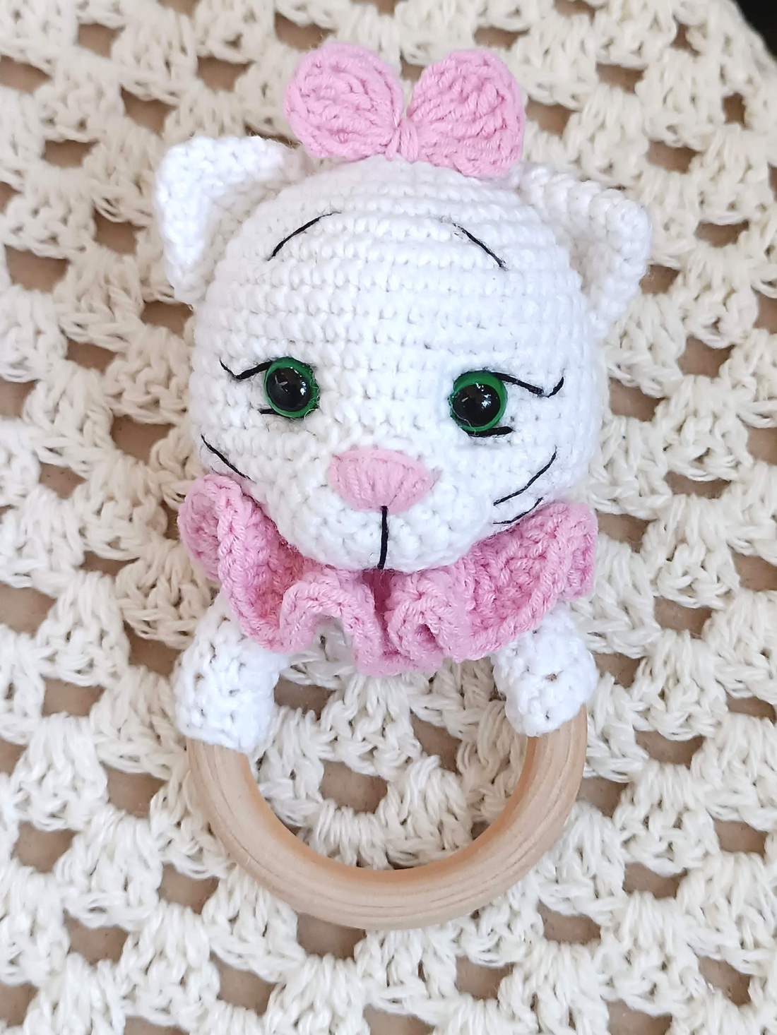 Set cadou pentru bebeluși - Pisicuțe croșetate manual, cu rochiță și jucărie senzorială - jucării și echipamente pentru copii - jucării bebeluși - jucării de dentiție - Artynos.ro