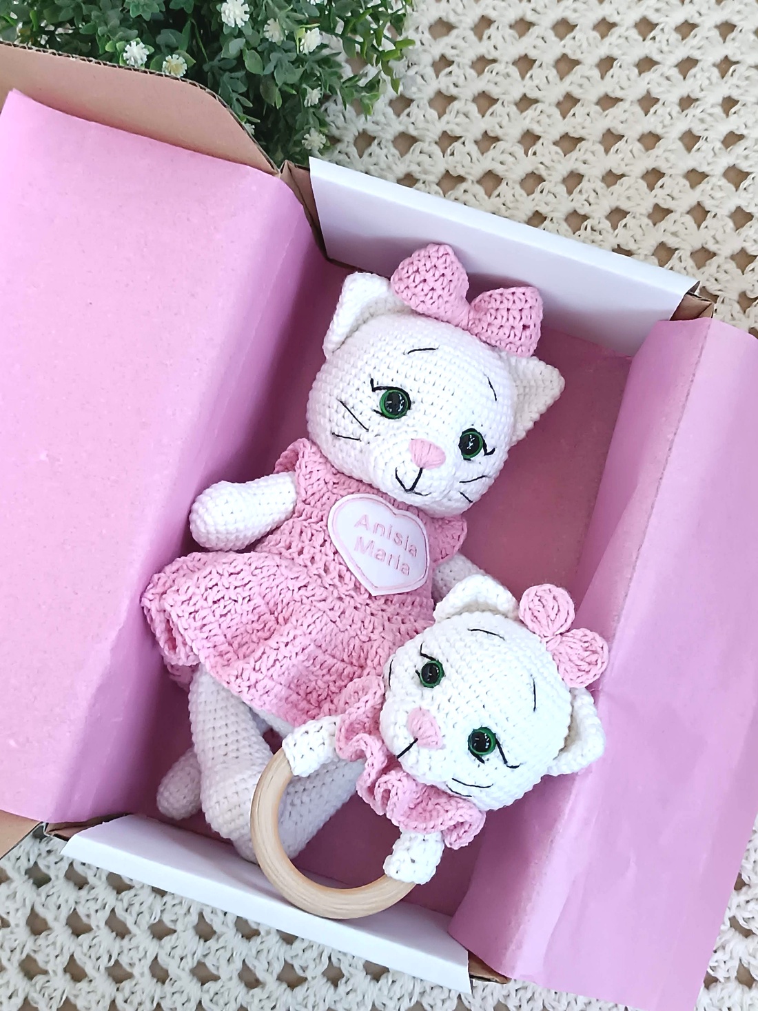Set cadou pentru bebeluși - Pisicuțe croșetate manual, cu rochiță și jucărie senzorială - jucării și echipamente pentru copii - jucării bebeluși - jucării de dentiție - Artynos.ro