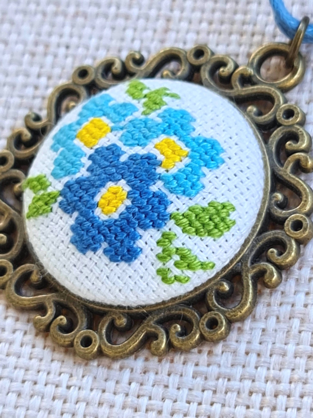 Pandantiv cusut manual floricele bleu - bijuterii - coliere - pandative - Artynos.ro