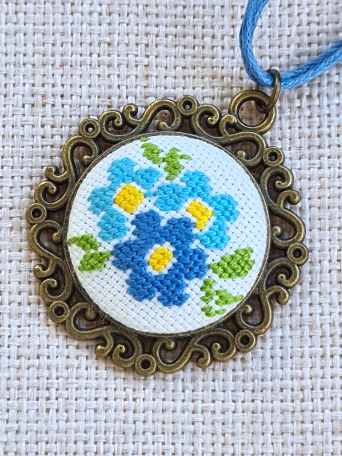 Pandantiv cusut manual floricele bleu - bijuterii - coliere - pandative - Artynos.ro