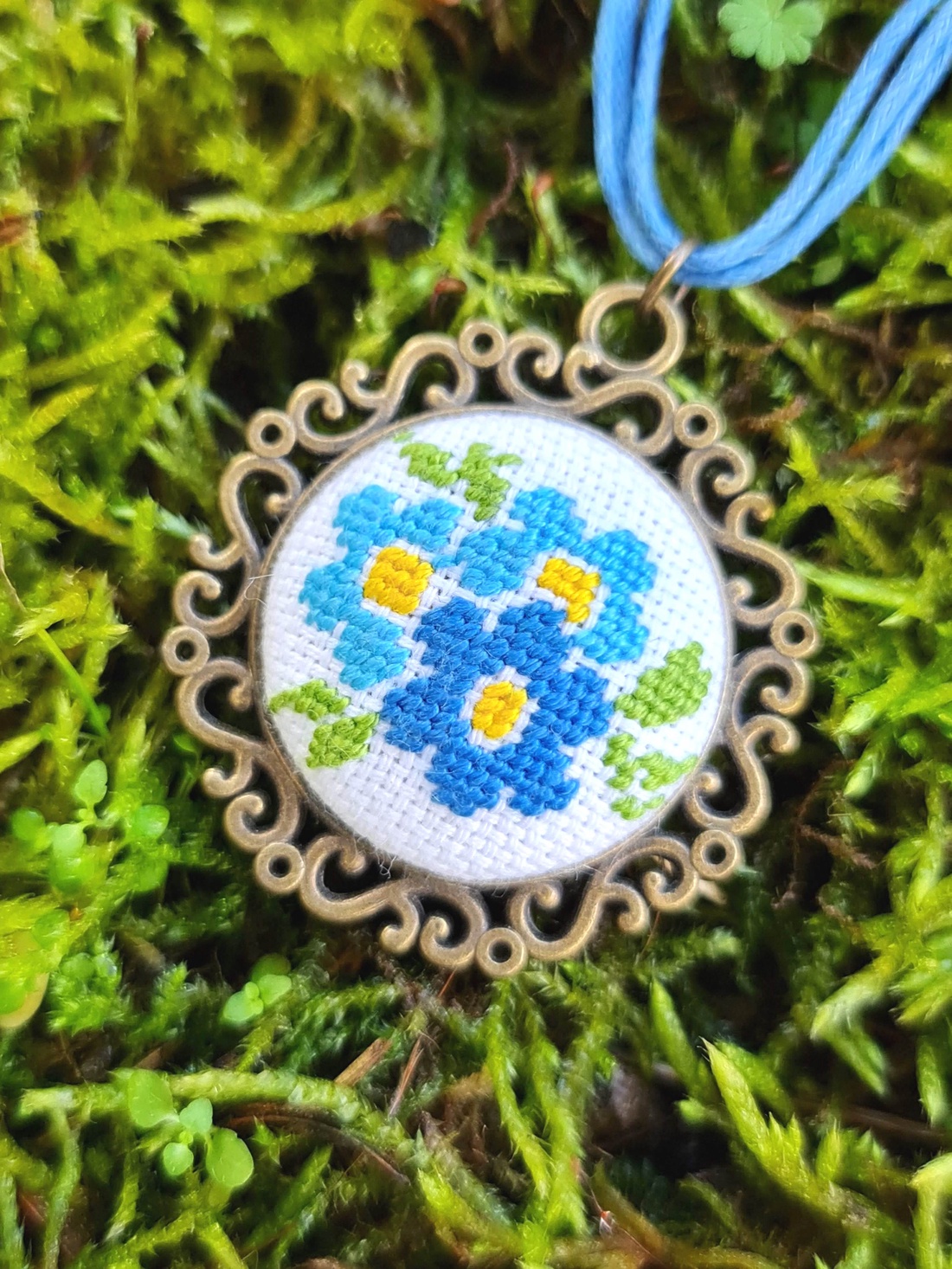 Pandantiv cusut manual floricele bleu - bijuterii - coliere - pandative - Artynos.ro