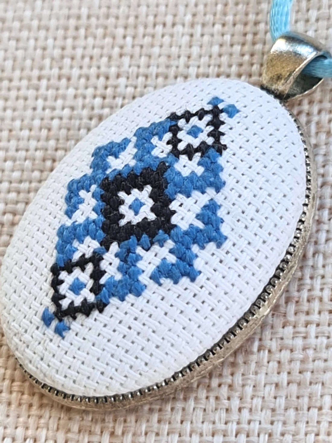 Pandantiv cusut manual cu model tradițional albastru - bijuterii - coliere - pandative - Artynos.ro