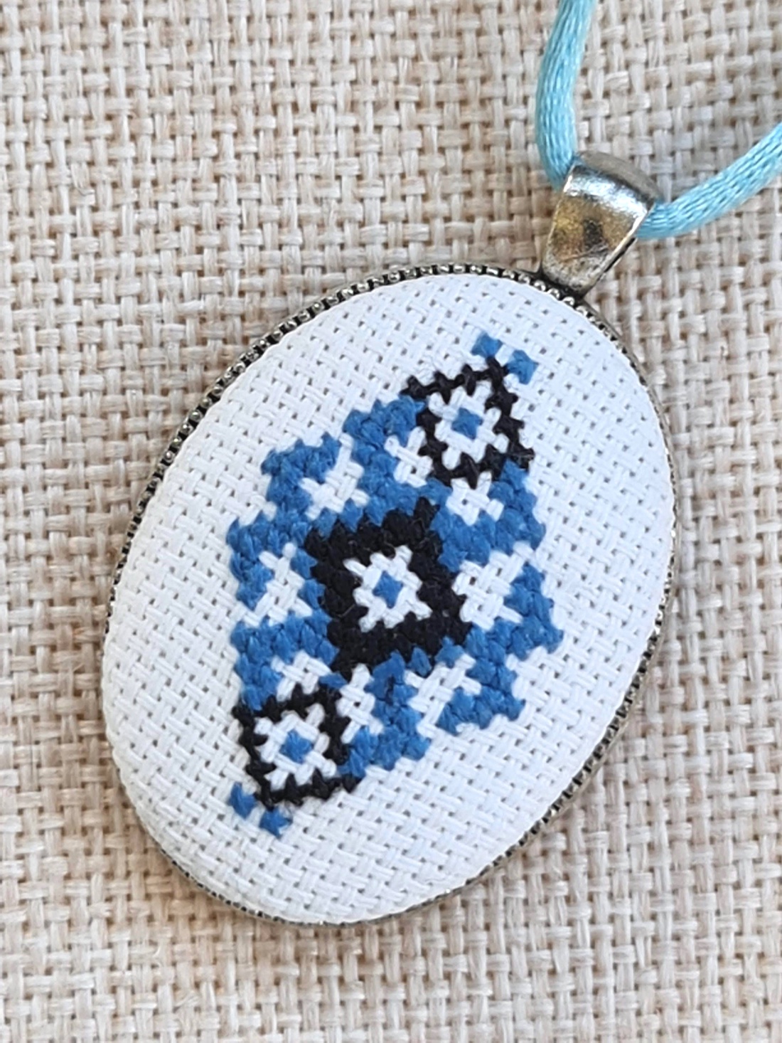 Pandantiv cusut manual cu model tradițional albastru - bijuterii - coliere - pandative - Artynos.ro