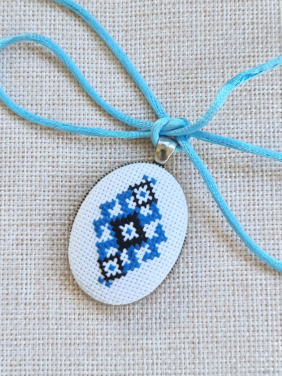 Pandantiv cusut manual cu model tradițional albastru - bijuterii - coliere - pandative - Artynos.ro