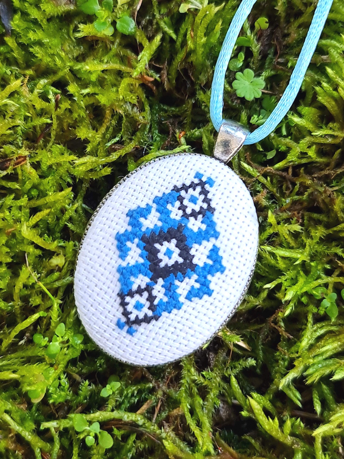 Pandantiv cusut manual cu model tradițional albastru - bijuterii - coliere - pandative - Artynos.ro