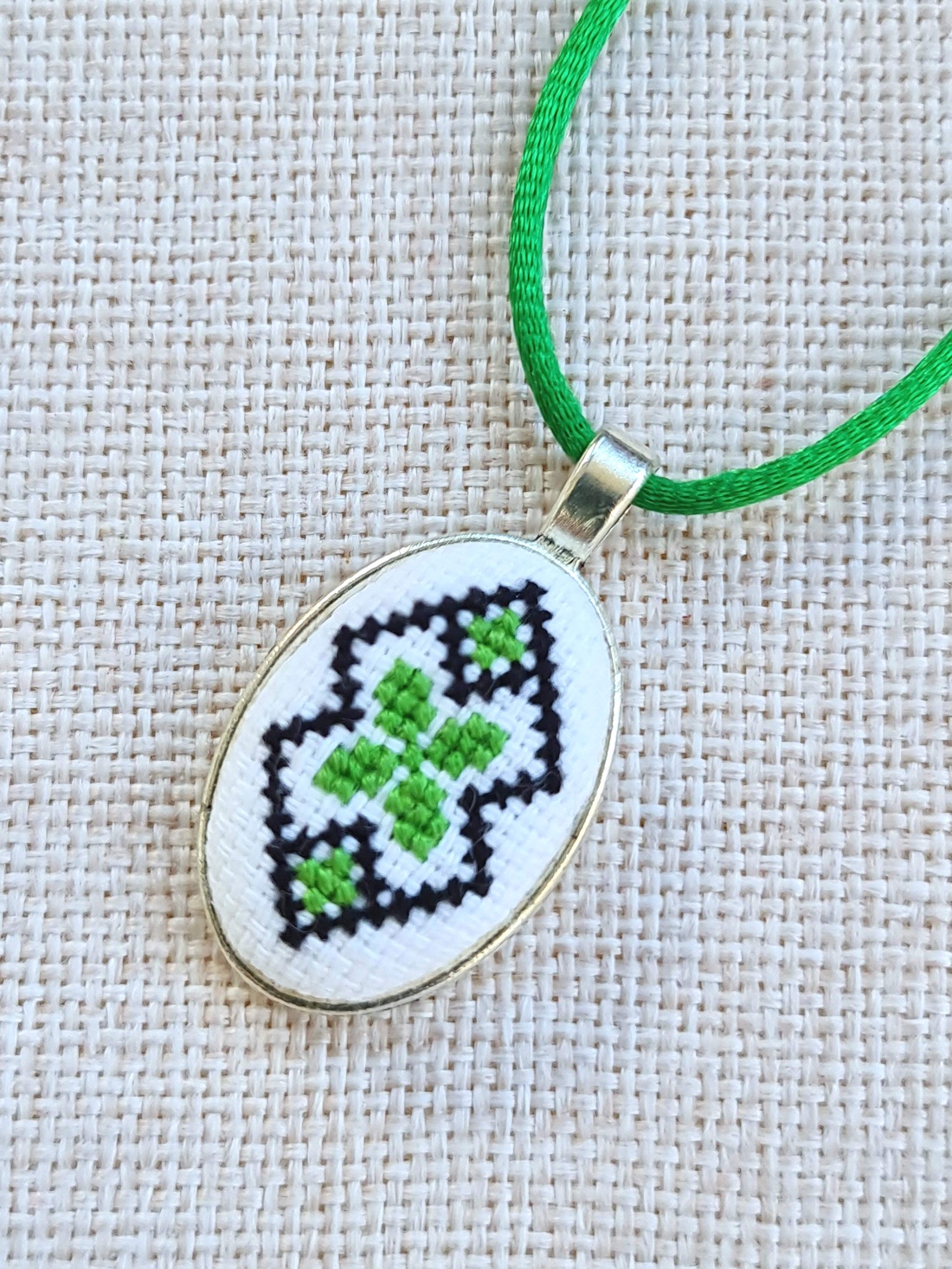 Pandantiv cusut manual cu motiv tradițional verde și negru - bijuterii - coliere - pandative - Artynos.ro