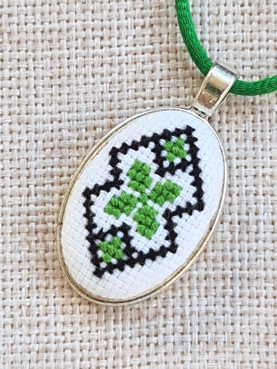 Pandantiv cusut manual cu motiv tradițional verde și negru - bijuterii - coliere - pandative - Artynos.ro