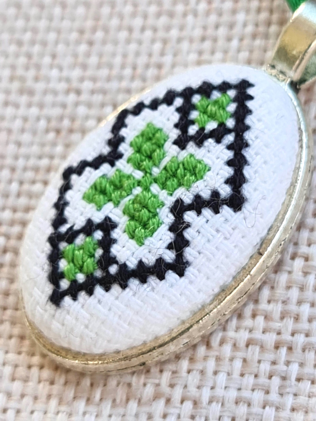 Pandantiv cusut manual cu motiv tradițional verde și negru - bijuterii - coliere - pandative - Artynos.ro