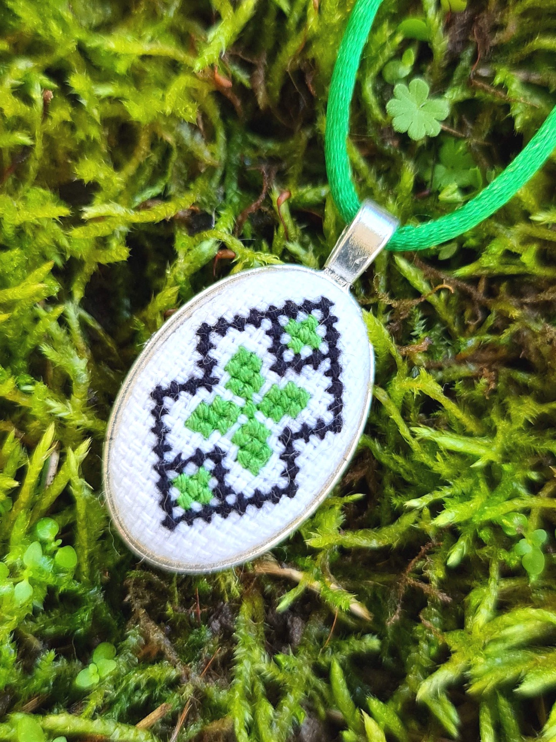 Pandantiv cusut manual cu motiv tradițional verde și negru - bijuterii - coliere - pandative - Artynos.ro