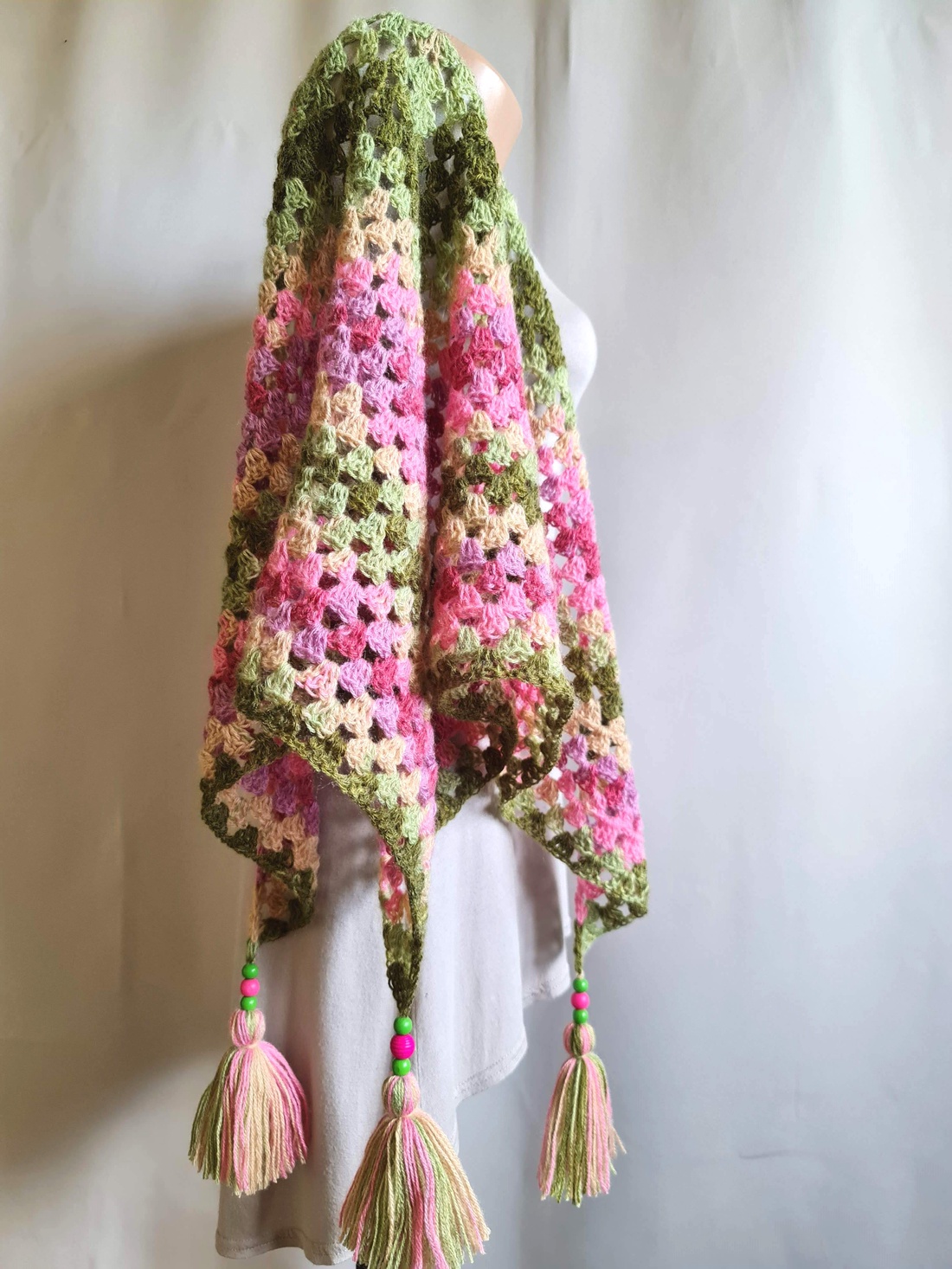 Șal triunghiular croșetat manual BETTY - îmbrăcăminte și modă - eșarfe, pălării, fularuri - șaluri - Artynos.ro