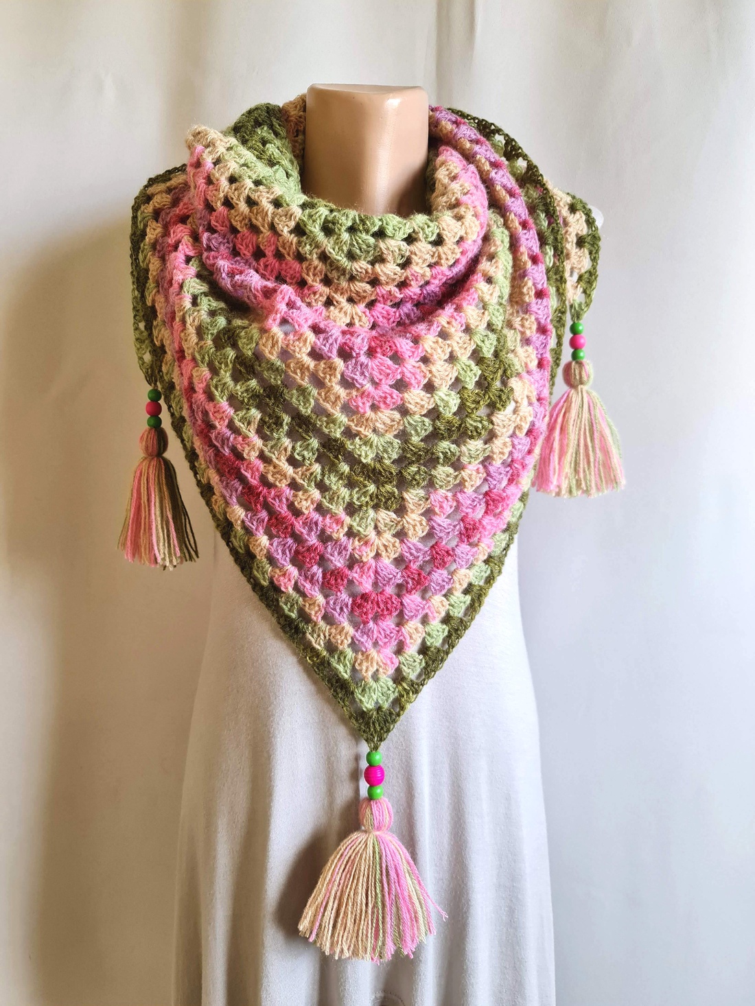 Șal triunghiular croșetat manual BETTY - îmbrăcăminte și modă - eșarfe, pălării, fularuri - șaluri - Artynos.ro