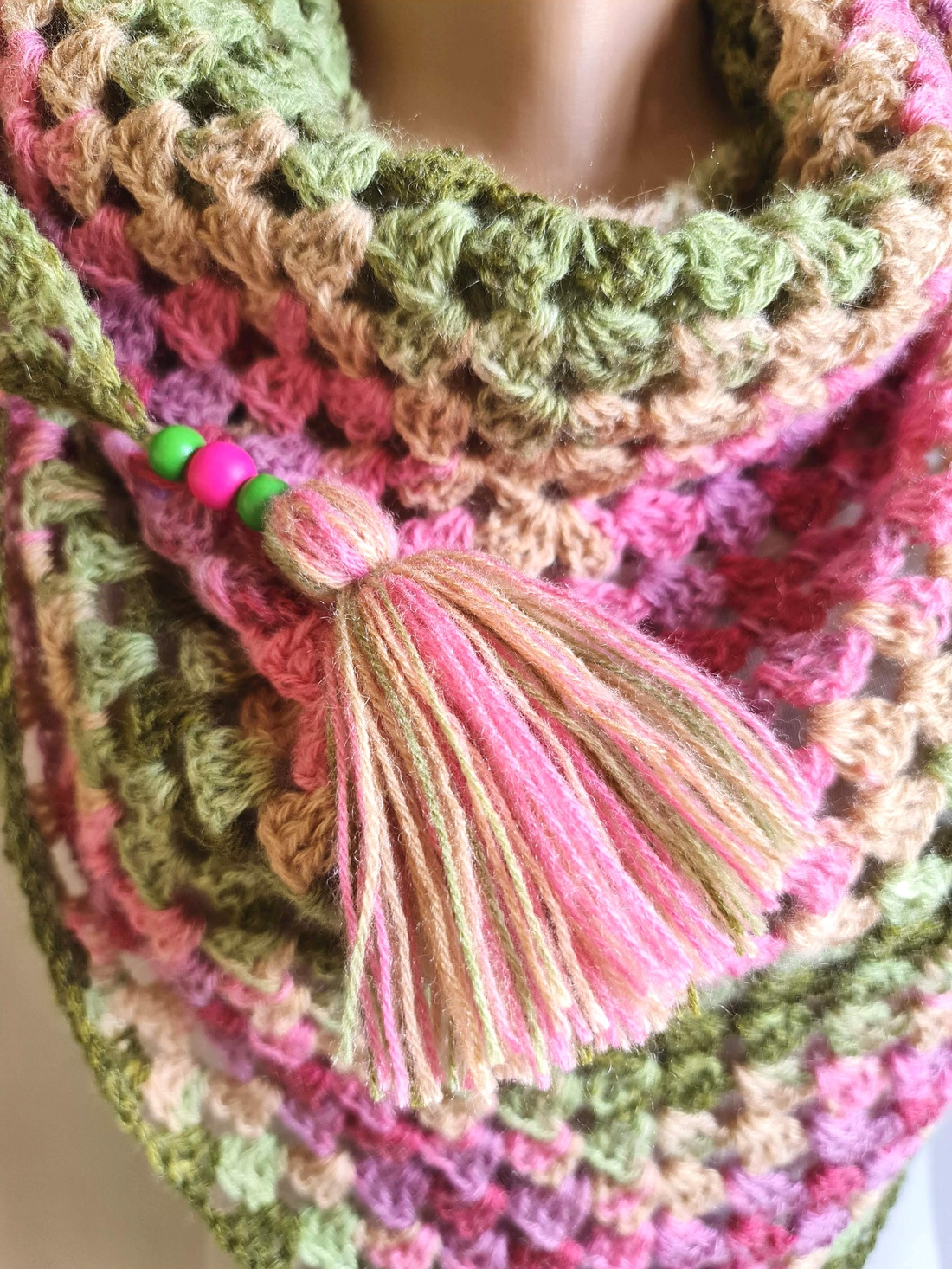 Șal triunghiular croșetat manual BETTY - îmbrăcăminte și modă - eșarfe, pălării, fularuri - șaluri - Artynos.ro