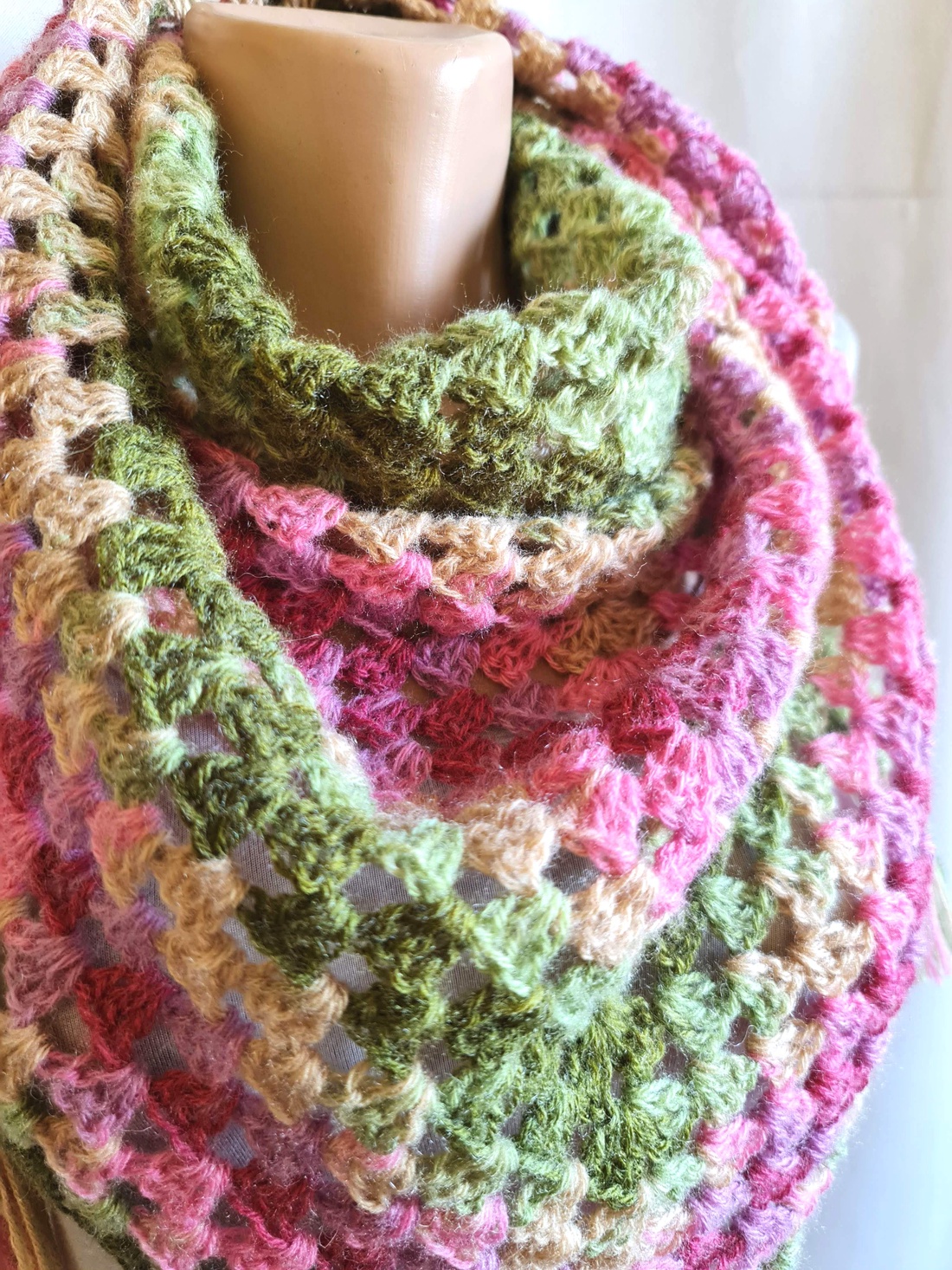 Șal triunghiular croșetat manual BETTY - îmbrăcăminte și modă - eșarfe, pălării, fularuri - șaluri - Artynos.ro