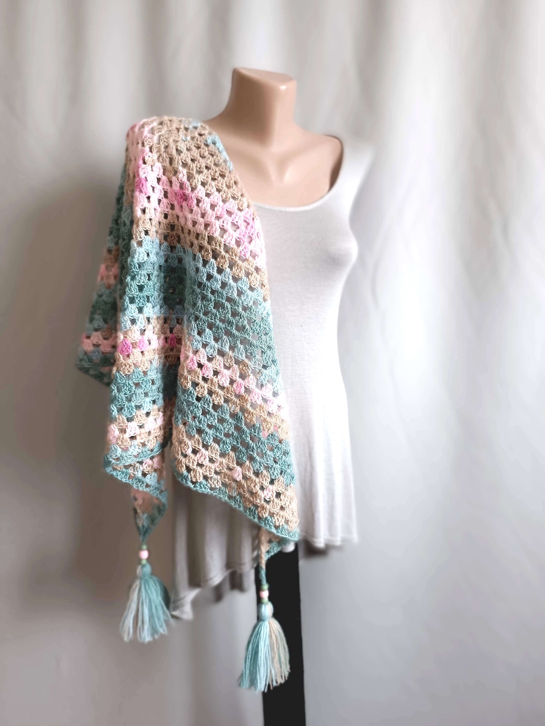 Șal triunghiular croșetat manual LIDIA - îmbrăcăminte și modă - eșarfe, pălării, fularuri - șaluri - Artynos.ro