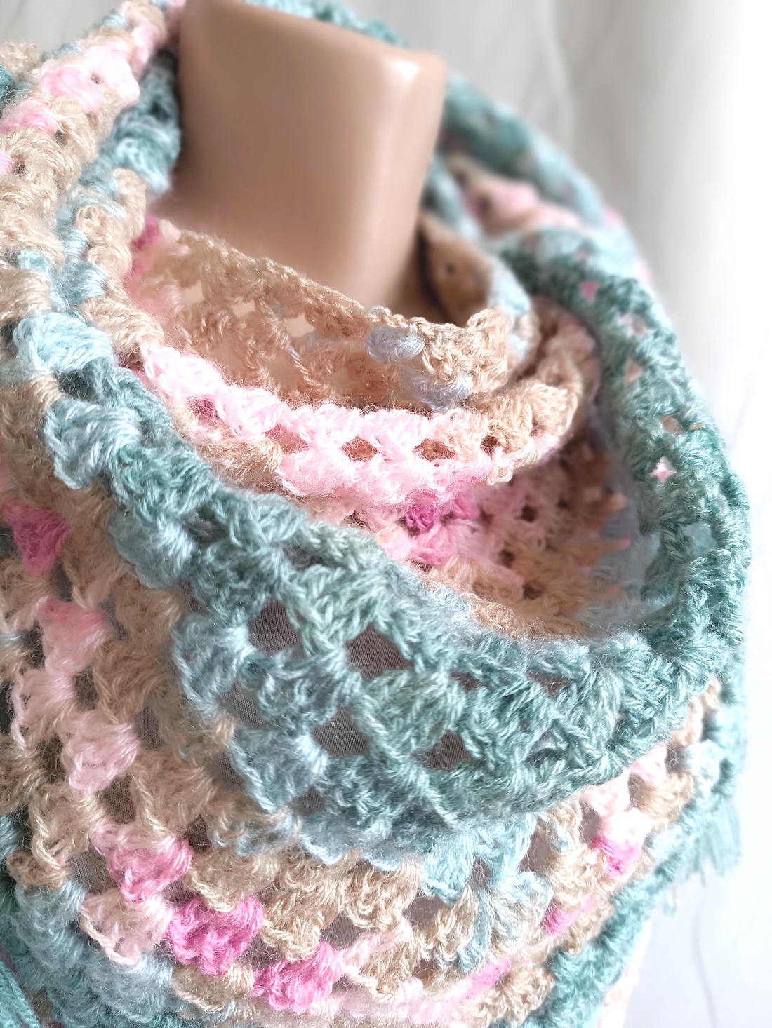 Șal triunghiular croșetat manual LIDIA - îmbrăcăminte și modă - eșarfe, pălării, fularuri - șaluri - Artynos.ro