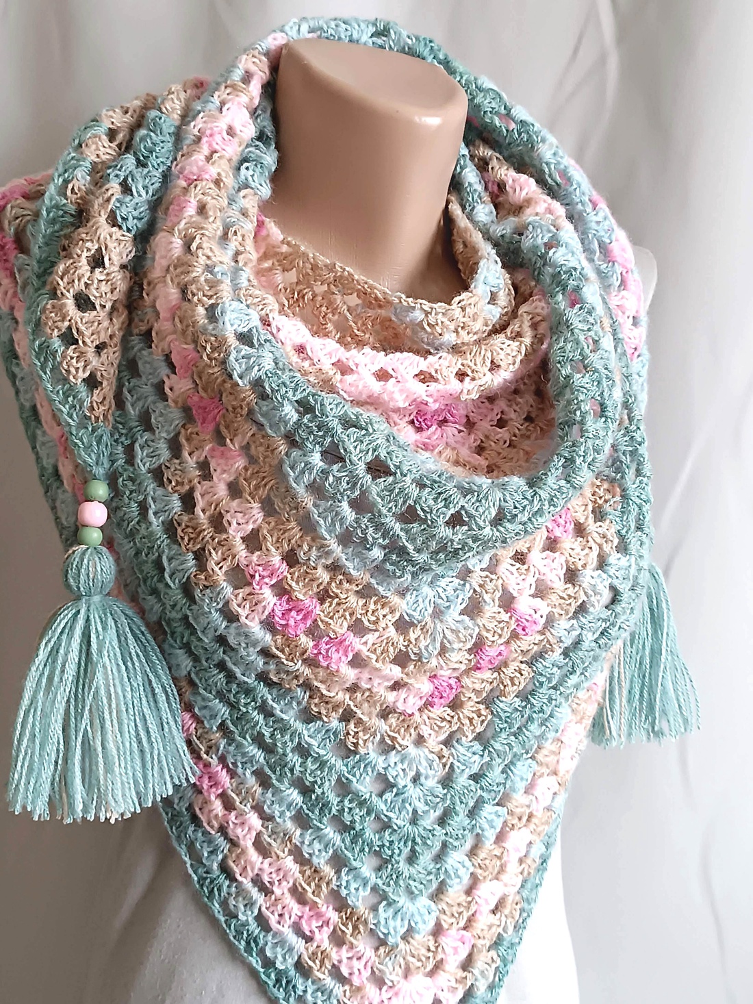 Șal triunghiular croșetat manual LIDIA - îmbrăcăminte și modă - eșarfe, pălării, fularuri - șaluri - Artynos.ro