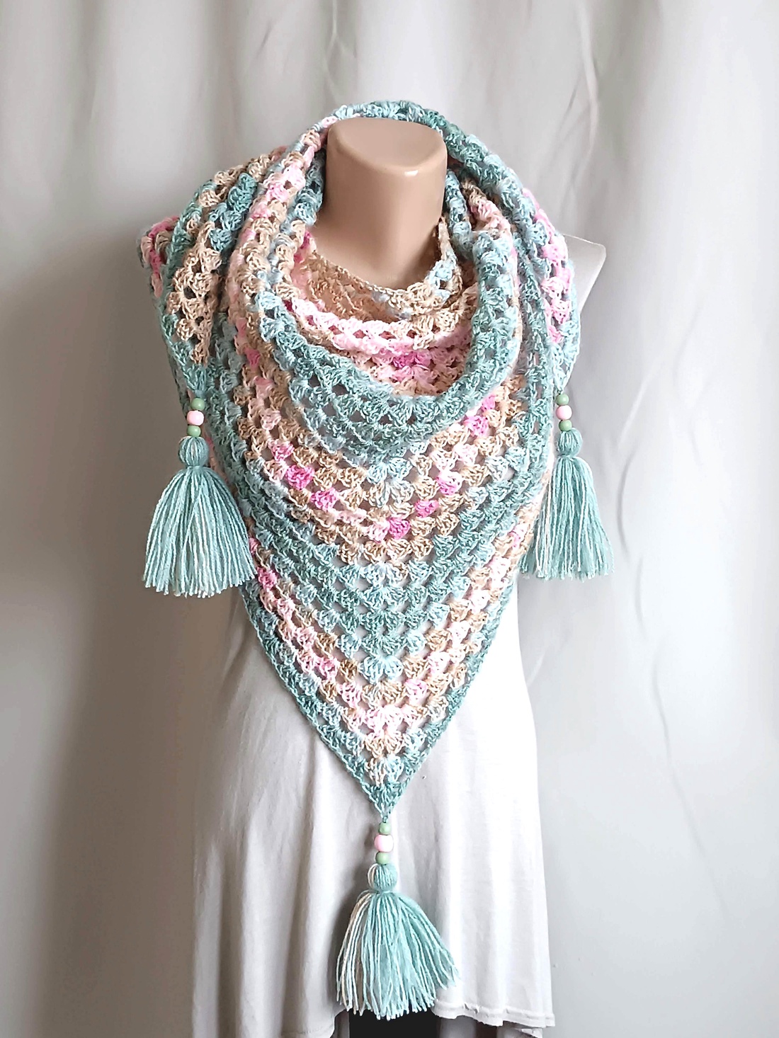 Șal triunghiular croșetat manual LIDIA - îmbrăcăminte și modă - eșarfe, pălării, fularuri - șaluri - Artynos.ro