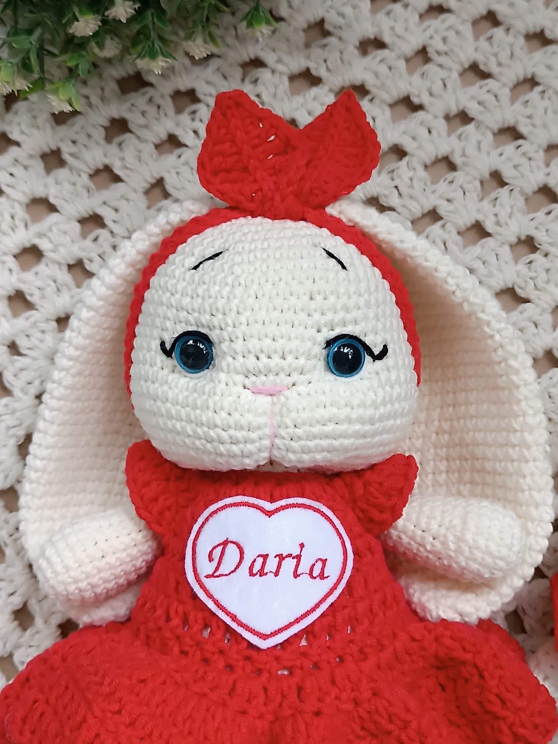 Set cadou pentru bebeluși - Iepurași croșetați manual, cu rochiță și jucărie senzorială roșu - decor de sărbători - decorațiuni de paște - iepuraș de paște - Artynos.ro