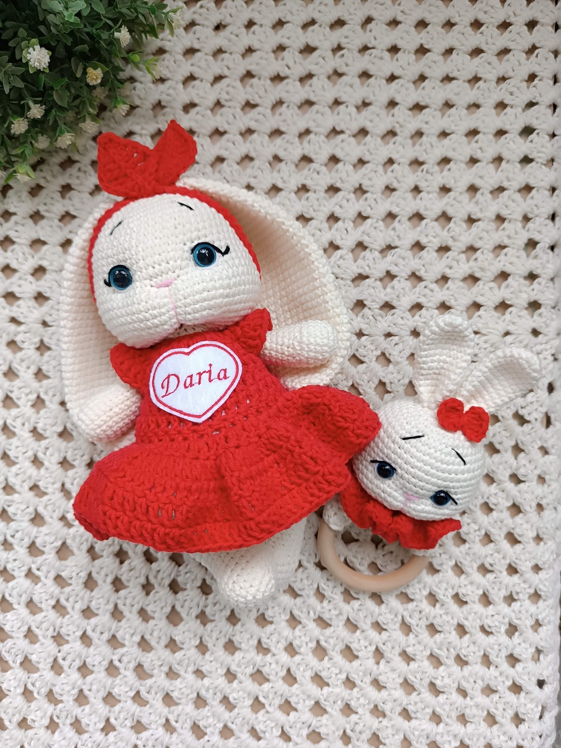 Set cadou pentru bebeluși - Iepurași croșetați manual, cu rochiță și jucărie senzorială roșu - decor de sărbători - decorațiuni de paște - iepuraș de paște - Artynos.ro