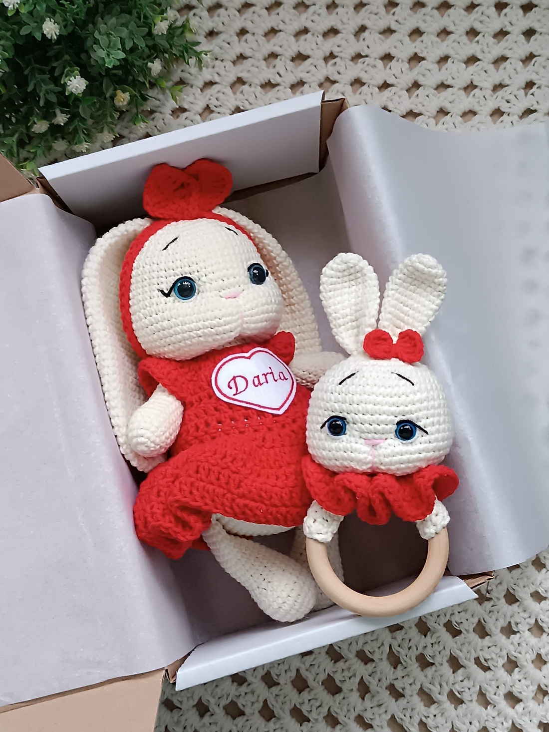 Set cadou pentru bebeluși - Iepurași croșetați manual, cu rochiță și jucărie senzorială roșu - decor de sărbători - decorațiuni de paște - iepuraș de paște - Artynos.ro