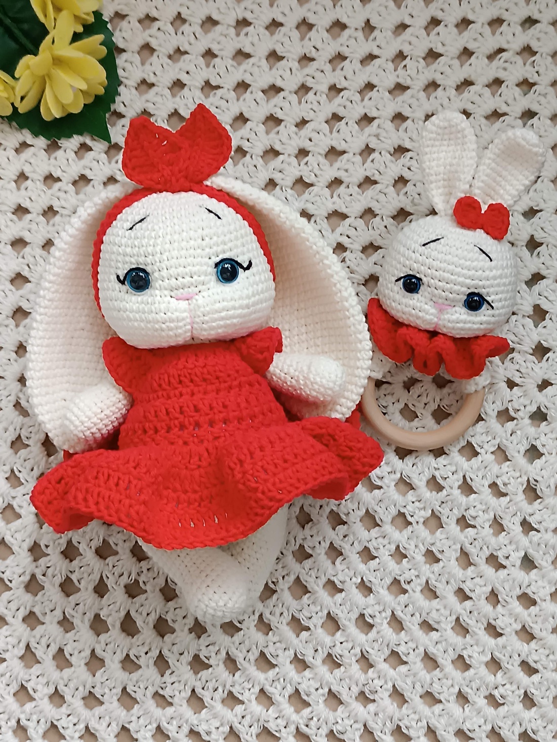 Set cadou pentru bebeluși - Iepurași croșetați manual, cu rochiță și jucărie senzorială roșu - decor de sărbători - decorațiuni de paște - iepuraș de paște - Artynos.ro