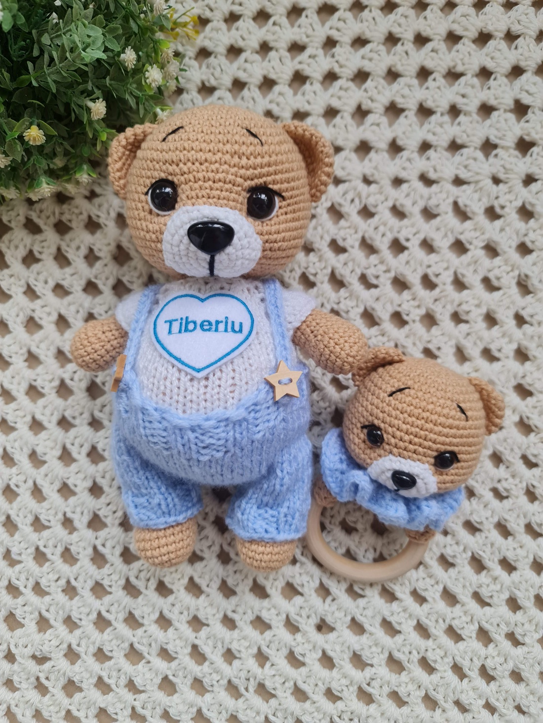 Set cadou pentru bebeluși - Ursuleți croșetați manual, cu salopetă și jucărie senzorială - casă & stil de viață - seturi de cadou - Artynos.ro