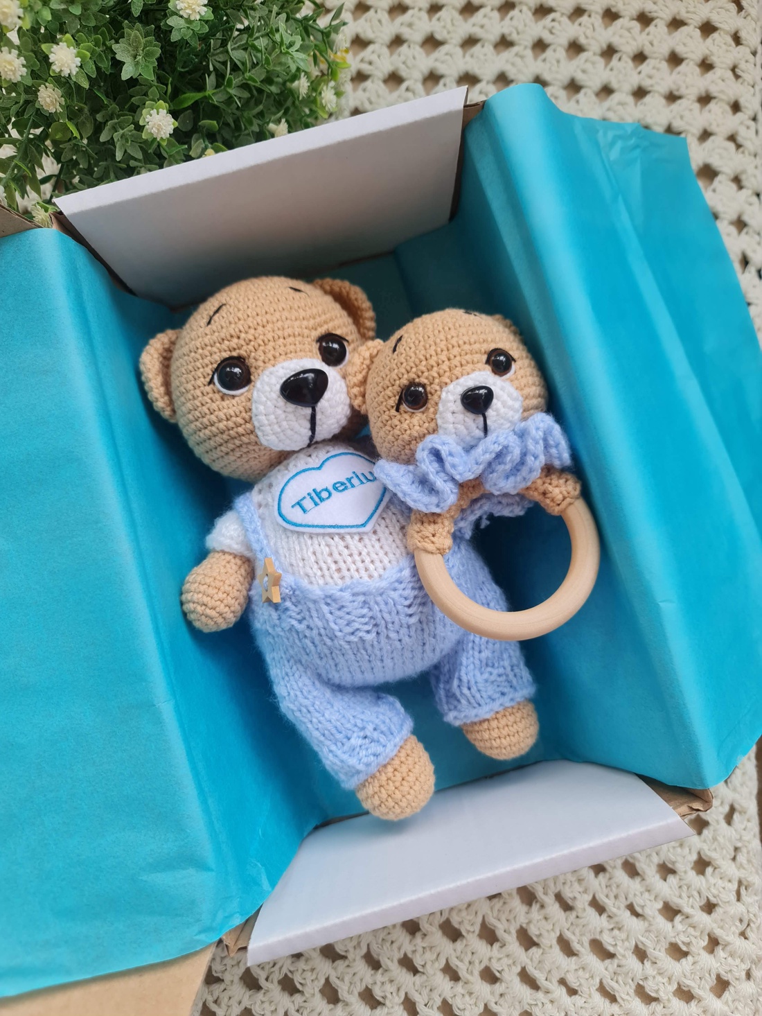 Set cadou pentru bebeluși - Ursuleți croșetați manual, cu salopetă și jucărie senzorială - casă & stil de viață - seturi de cadou - Artynos.ro