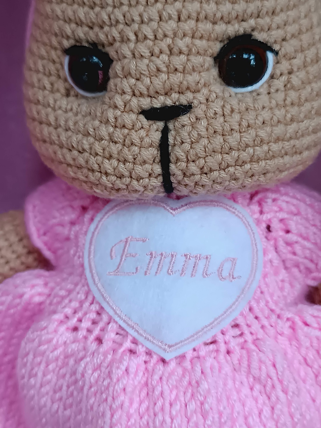 Set cadou pentru bebeluși - Iepurași croșetați manual, cu rochiță și jucărie senzorială mov - decor de sărbători - decorațiuni de paște - iepuraș de paște - Artynos.ro