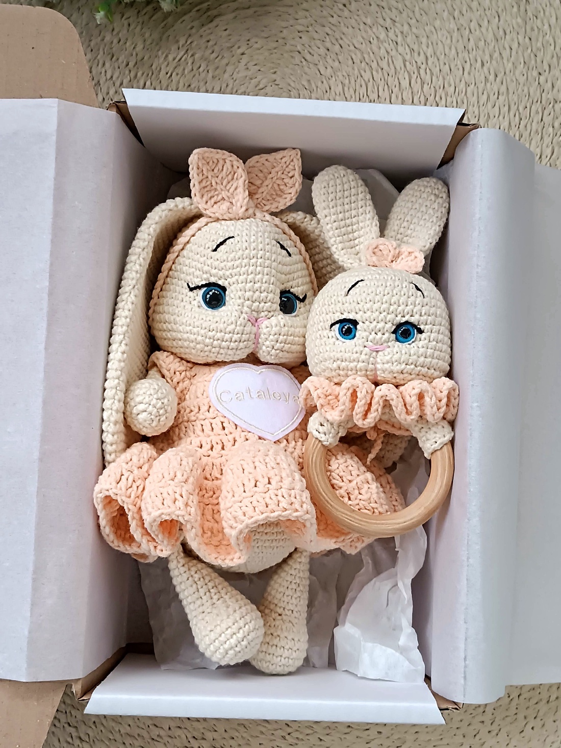 Set cadou pentru bebeluși - Iepurași croșetați manual, cu rochiță și jucărie senzorială crem - decor de sărbători - decorațiuni de paște - iepuraș de paște - Artynos.ro