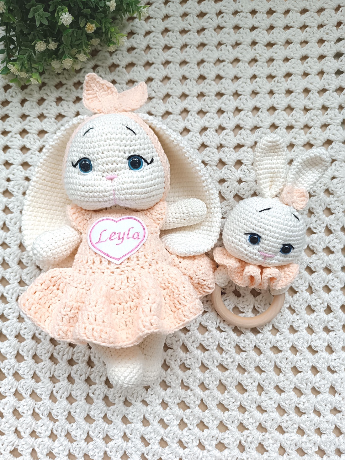 Set cadou pentru bebeluși - Iepurași croșetați manual, cu rochiță și jucărie senzorială crem - decor de sărbători - decorațiuni de paște - iepuraș de paște - Artynos.ro