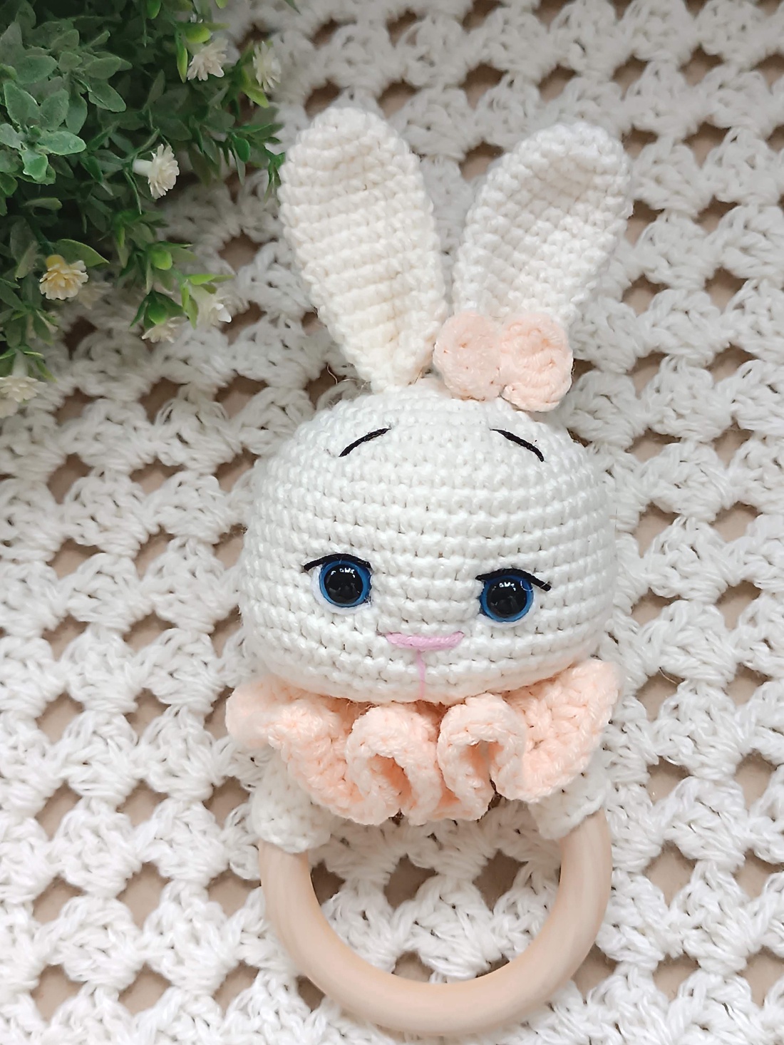 Set cadou pentru bebeluși - Iepurași croșetați manual, cu rochiță și jucărie senzorială crem - decor de sărbători - decorațiuni de paște - iepuraș de paște - Artynos.ro