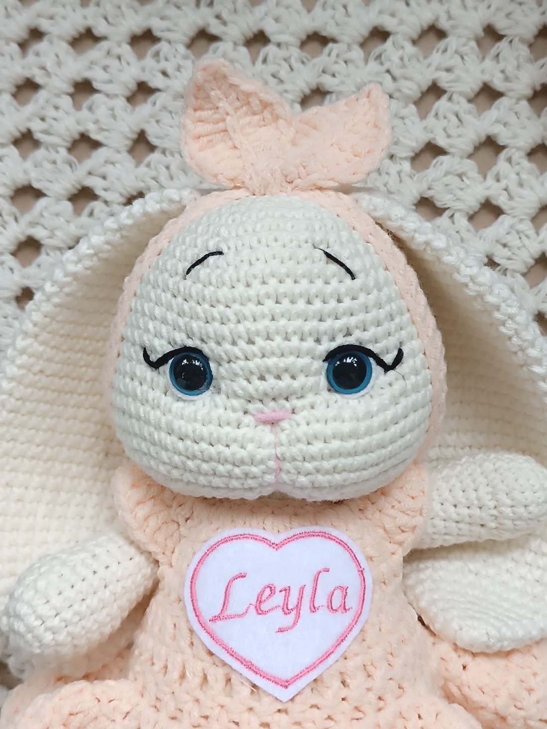 Set cadou pentru bebeluși - Iepurași croșetați manual, cu rochiță și jucărie senzorială crem - decor de sărbători - decorațiuni de paște - iepuraș de paște - Artynos.ro