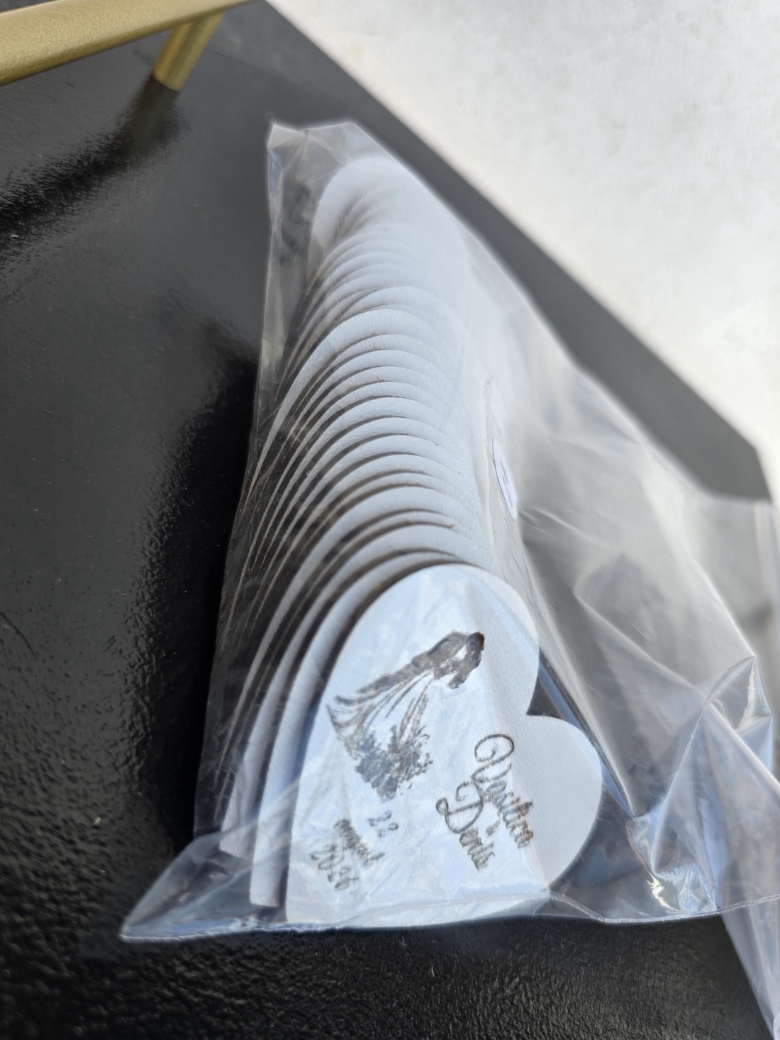 Plăcuțe personalizate pentru cocarde � MDF alb lăcuit (5 cm) - accesorii nuntă - amintiri și cadouri de nuntă - mărturii - Artynos.ro