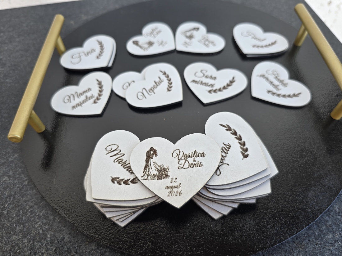 Plăcuțe personalizate pentru cocarde � MDF alb lăcuit (5 cm) - accesorii nuntă - amintiri și cadouri de nuntă - mărturii - Artynos.ro